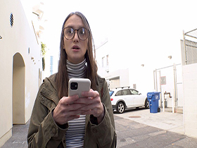 ロスでナンパした地味系メガネっ子フリーターが実家が貧乏、一肌脱ぐと決死の覚悟で緊張しまくりAVデビュー イジー（22歳） サンプル動画サムネイル